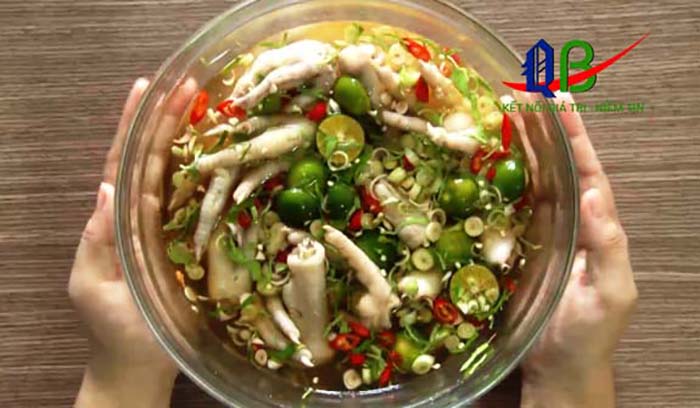 Chân gà ngâm sả ớt tắc giòn thơm ngon - www.quocbuugroup.com