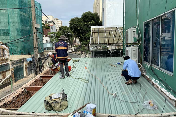Dịch vụ thay tôn chống dột mái che mái nhà uy tín giá rẽ tại TPHCM